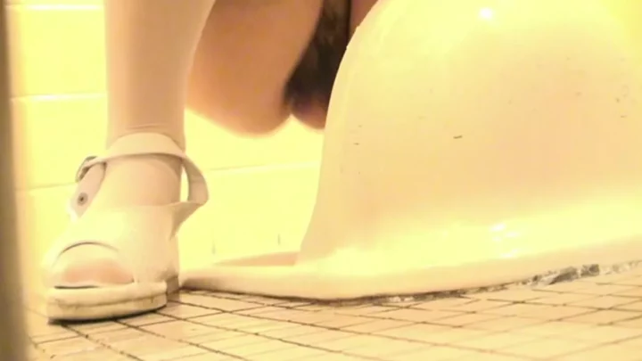【隠し撮り】地下鉄御堂筋のトイレでOLのパンスト美脚を激写 のスクリーンショット 10