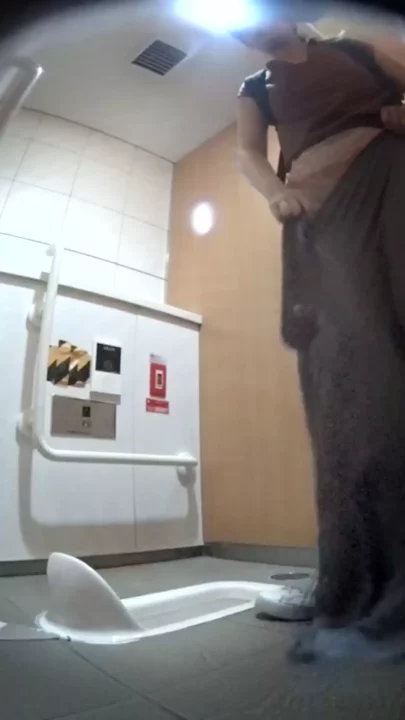 地下鉄トイレ盗撮！便器からはみ出る軟便噴射 のスクリーンショット 6