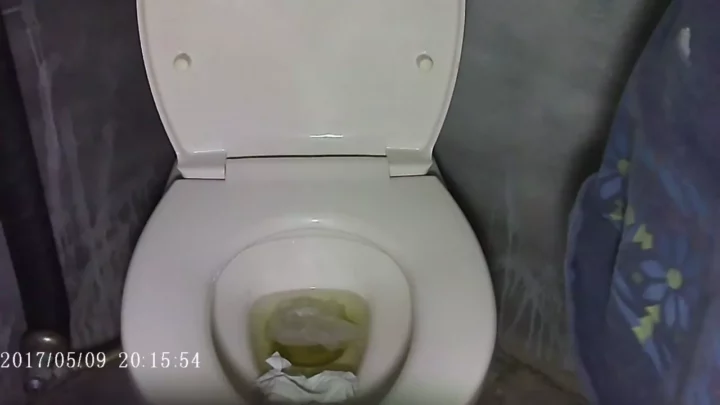 大自然の秘め事！山小屋トイレで盗撮された美脚美女 のスクリーンショット 2