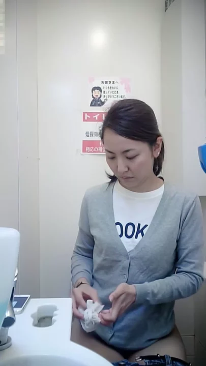 コンビニの個室トイレで盗撮！美女の無防備な姿 のスクリーンショット 2