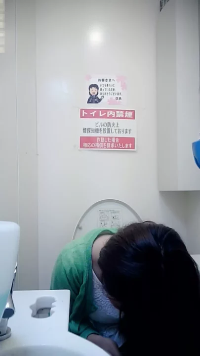 コンビニの個室トイレで盗撮！美女の無防備な姿 のスクリーンショット 6