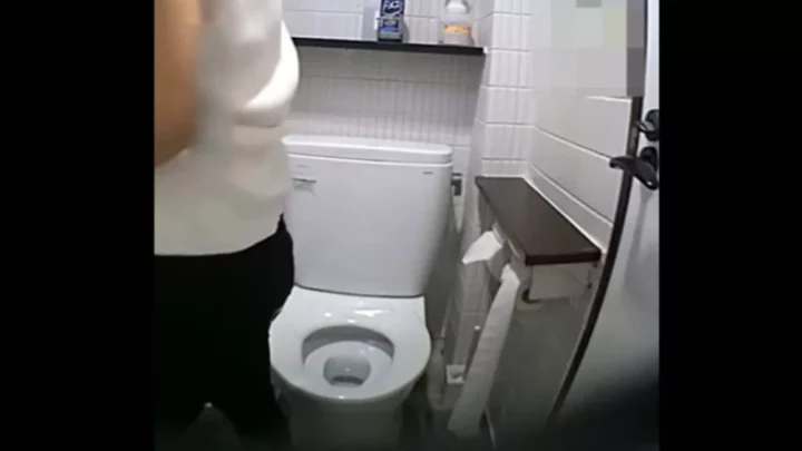 淡いピンクのパンティで魅せる！キュートな彼女のトイレタイム のスクリーンショット 13