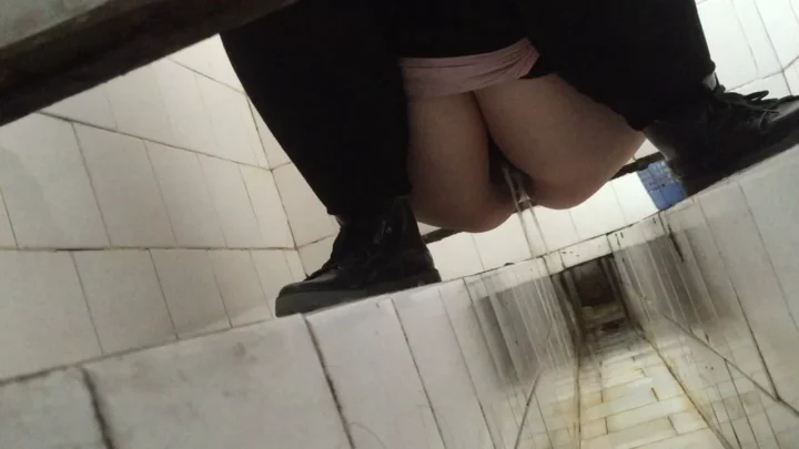 【盗撮】中国の公共トイレで隠しカメラが捉えた衝撃の瞬間 のスクリーンショット 6