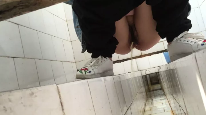 【盗撮】中国の公共トイレで隠しカメラが捉えた衝撃の瞬間 のスクリーンショット 10
