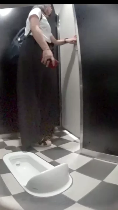 高級デパートで衝撃！和式トイレ美女と鼻ほじギャルの秘密 のスクリーンショット 2