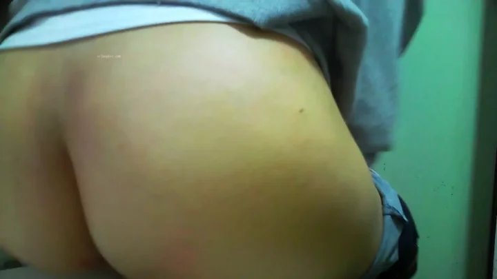 隠し撮り！美尻が映えるトイレ盗撮：極上クローズアップ のスクリーンショット 2