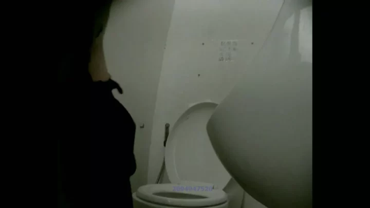 【個室透かし無し】おしっこ全開！極上妹のトイレ盗撮 のスクリーンショット 3