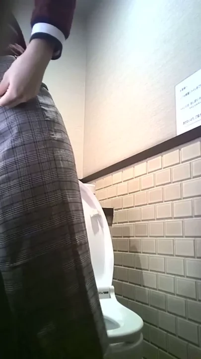 地下鉄トイレ盗撮！便器からはみ出る軟便噴射 のスクリーンショット 3
