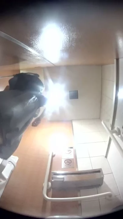 地下鉄トイレ盗撮！便器からはみ出る軟便噴射 のスクリーンショット 7