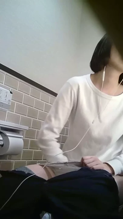 トイレで魅せる大開脚！極上美尻が誘う秘密の時間 のスクリーンショット 3