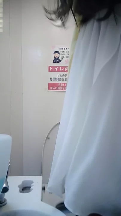 コンビニの個室トイレで盗撮！美女の無防備な姿 のスクリーンショット 7
