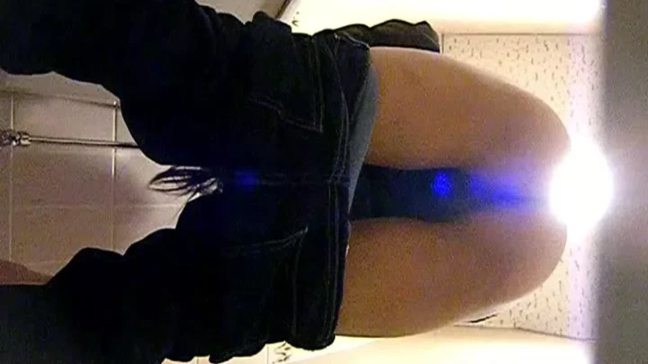 トイレで魅せる！禁断の和式おもらしショー のスクリーンショット 3