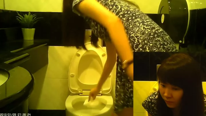 覗き見の快感！女子更衣室トイレで繰り広げられる秘密 のスクリーンショット 3