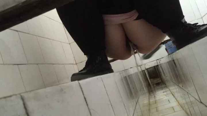 【盗撮】中国の公共トイレで隠しカメラが捉えた衝撃の瞬間 のスクリーンショット 7