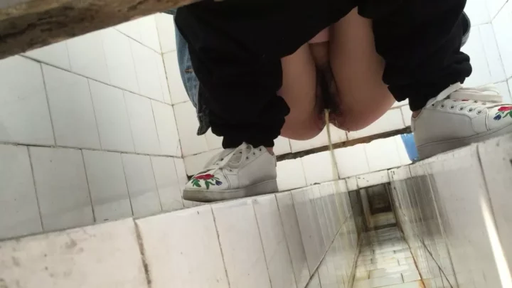 【盗撮】中国の公共トイレで隠しカメラが捉えた衝撃の瞬間 のスクリーンショット 11
