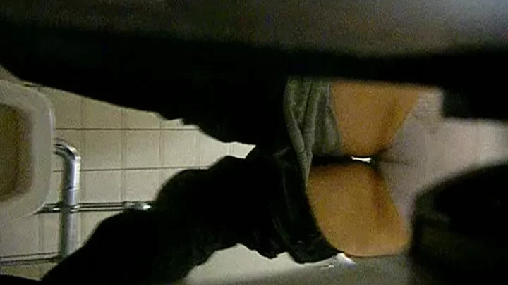 女子トイレ個室で隠し撮り！覗き見願望を刺激 のスクリーンショット 3