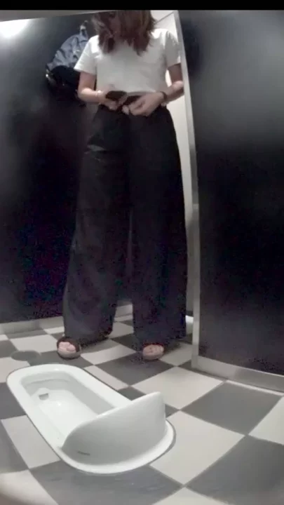 高級デパートで衝撃！和式トイレ美女と鼻ほじギャルの秘密 のスクリーンショット 3