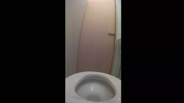 【復活】隠し撮り！トイレで魅せるプリプリ排泄 のスクリーンショット 3