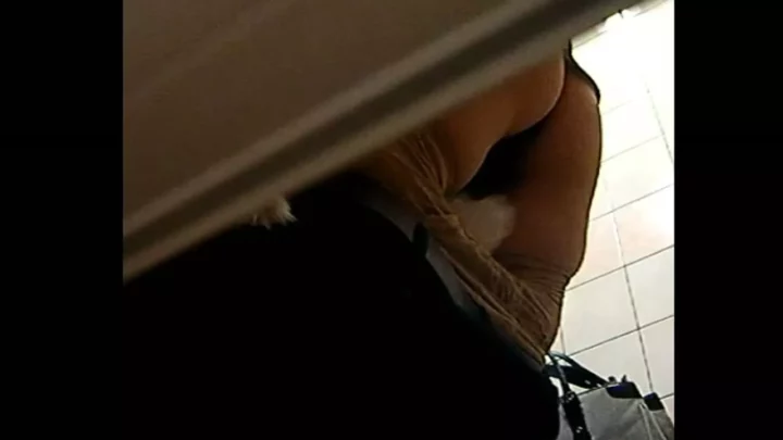 盗撮カメラが捉えた！女子トイレでの秘密の行為 のスクリーンショット 3