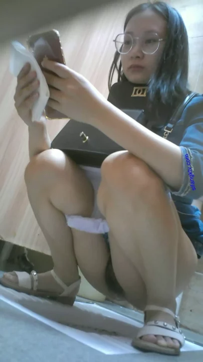 中国人美女のホテルお手洗いを盗撮！禁断の裸尻 のスクリーンショット 3