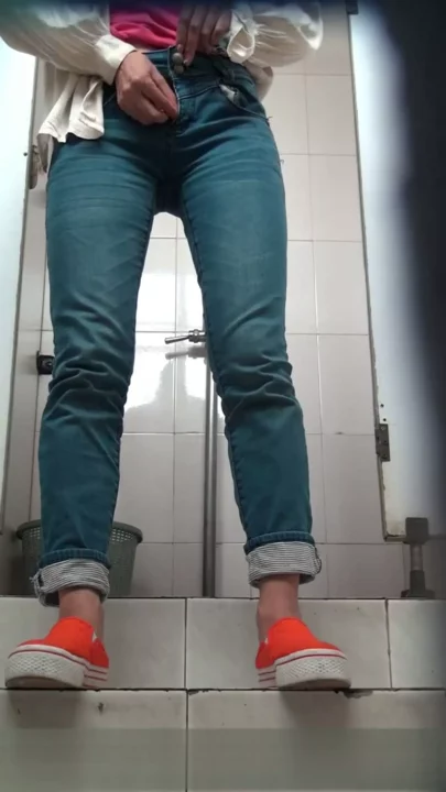 激カワJD＆美人ギャルの秘密のトイレ盗撮！ のスクリーンショット 3