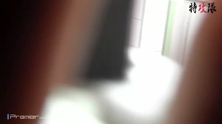 【幻】洗面台の鏡に映る秘密…大胆盗撮で暴かれる日常 のスクリーンショット 3