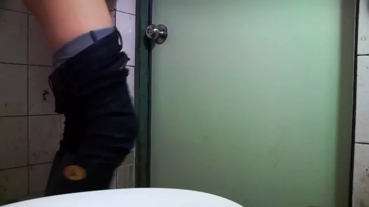 隠し撮り！美尻が映えるトイレ盗撮：極上クローズアップ のスクリーンショット 8