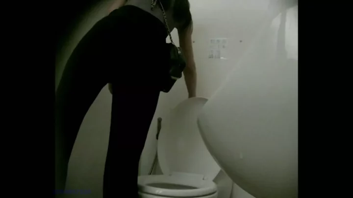 【個室透かし無し】おしっこ全開！極上妹のトイレ盗撮 のスクリーンショット 4