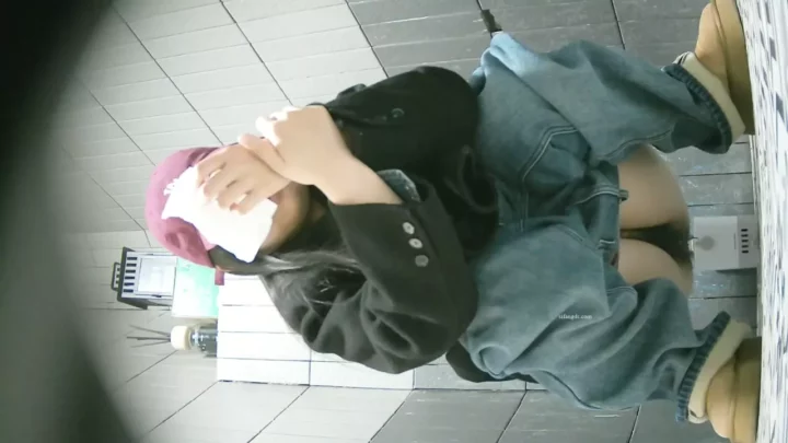 オフィスで隠し撮り！トイレで魅せる同僚の秘密 のスクリーンショット 4