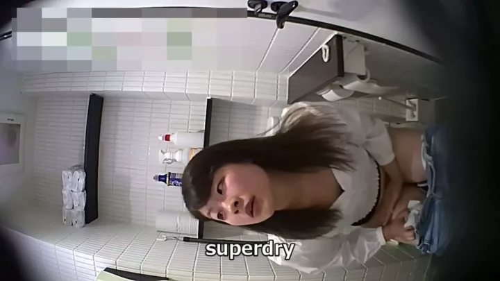 山奥の隠し撮り！美女が魅せるトイレでの秘密 のスクリーンショット 8