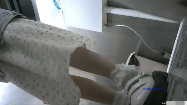 中国の公共トイレで盗撮！ハイクオリティ隠し撮り のスクリーンショット 4