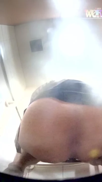 女子トイレの隠し撮り映像！駅の個室でまさかの… のスクリーンショット 8