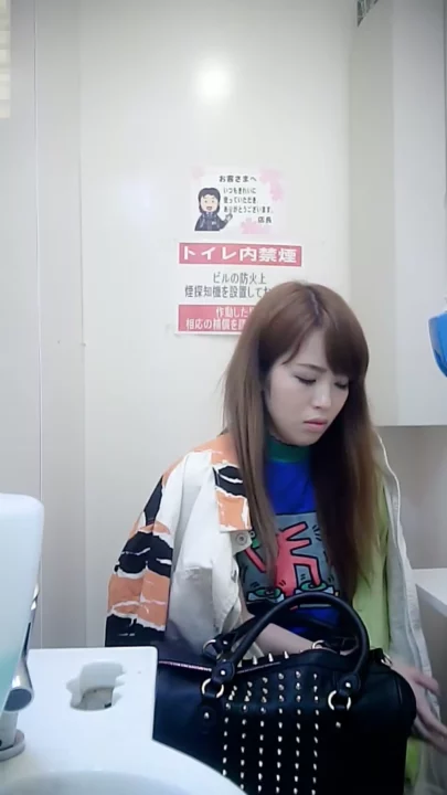 コンビニの個室トイレで盗撮！美女の無防備な姿 のスクリーンショット 8