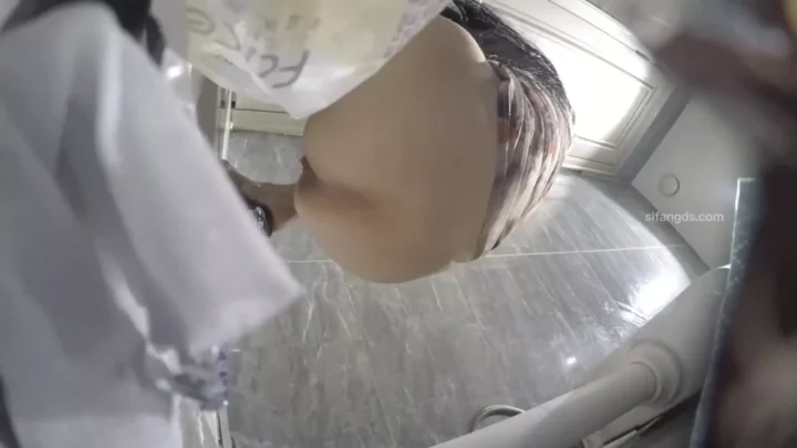 中国のトイレで繰り広げられる禁断の覗き見 のスクリーンショット 4