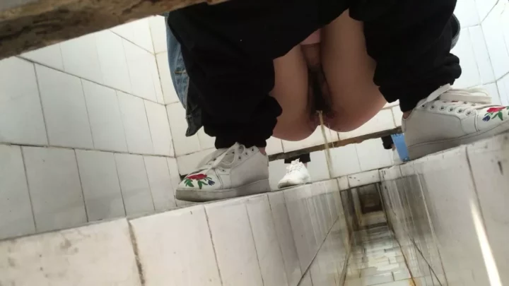 【盗撮】中国の公共トイレで隠しカメラが捉えた衝撃の瞬間 のスクリーンショット 12