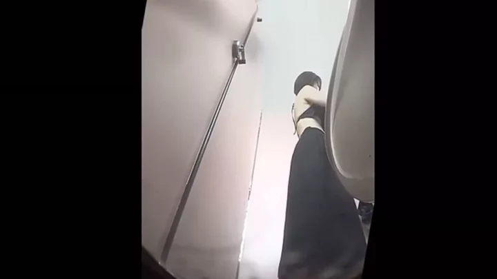 高級デパート和式トイレで熟女が魅せる無修正の秘密 のスクリーンショット 4