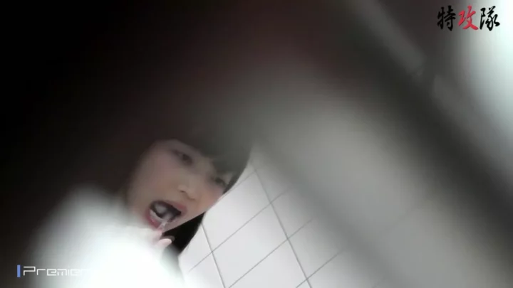 【幻】洗面台の鏡に映る秘密…大胆盗撮で暴かれる日常 のスクリーンショット 4