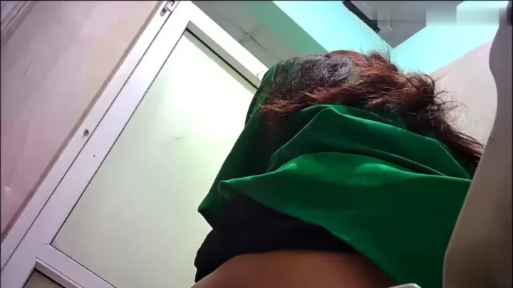 中国の公衆トイレで繰り広げられる秘められた情事 のスクリーンショット 1