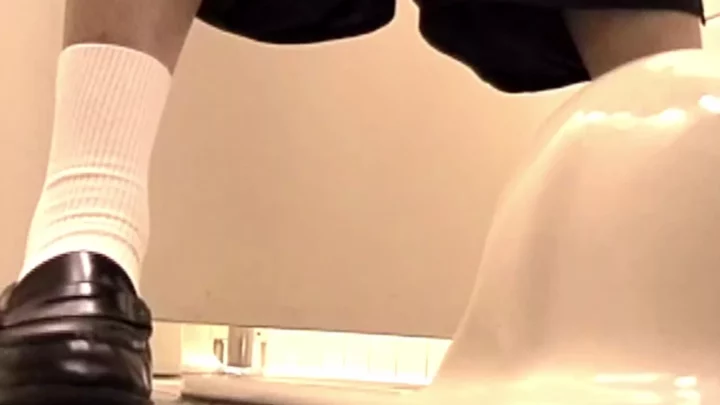 仕掛けられた盗撮カメラ！文化会館トイレの秘密 のスクリーンショット 1