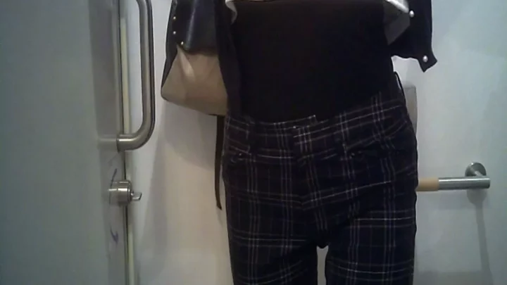 隠し撮り！日本のトイレで美人OLが大胆な…