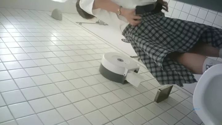 隠し撮り！日本のトイレで美人OLが大胆な… のスクリーンショット 5