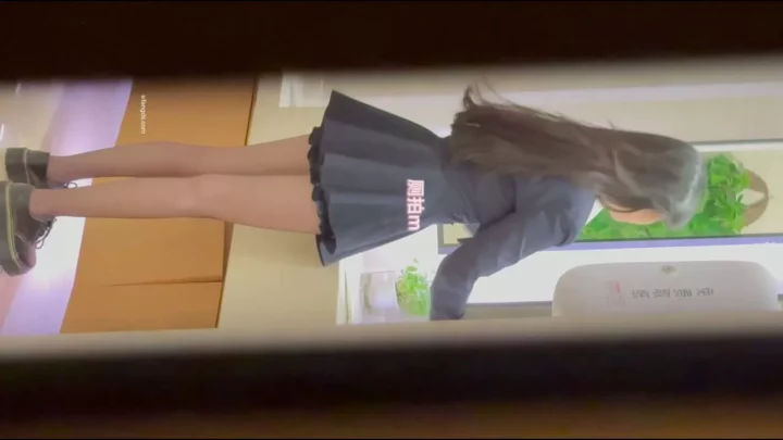 中国の公衆トイレで盗撮！驚愕の覗き見映像 のスクリーンショット 5