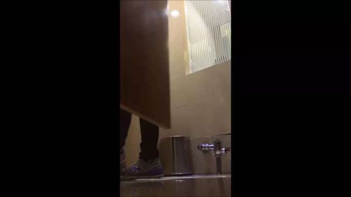 盗撮！ショッピングモール女子トイレの衝撃 のスクリーンショット 1