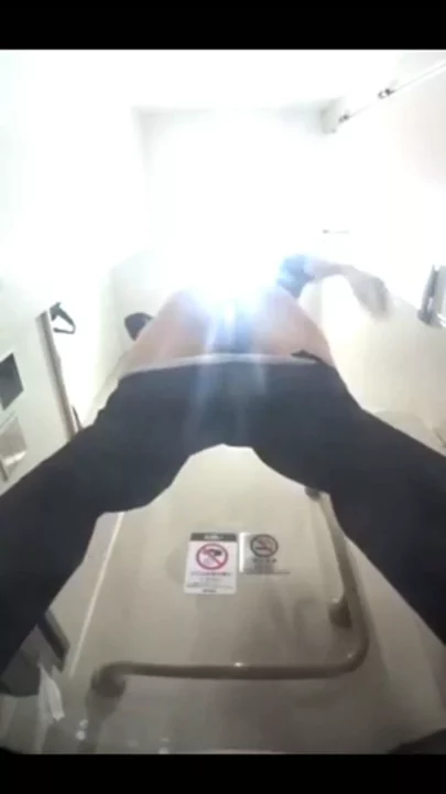 【BYAN】隠し撮り！トイレ喫茶で無防備な淑女の秘め事 のスクリーンショット 1