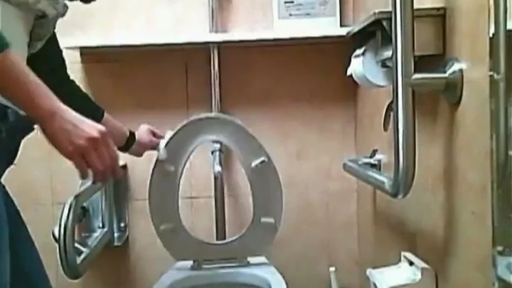 女子トイレ盗撮！知らずに用を足す美女たちの秘密 のスクリーンショット 1