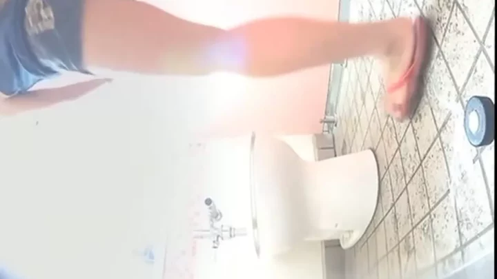 覗き見の悦楽！トイレで美人お姉さんの秘密を盗撮 のスクリーンショット 2
