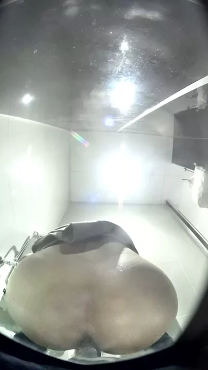 女子大生の密室を覗き見！トイレで魅せる無防備な裸尻 のスクリーンショット 2