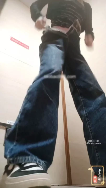 女子トイレ盗撮！ショッピングモールの密室で繰り広げられる無防備な姿 のスクリーンショット 2