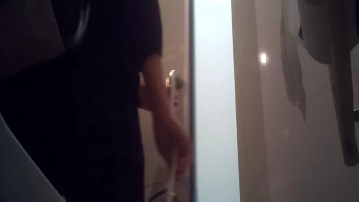 隠し撮り！日本のトイレで美人OLが大胆な… のスクリーンショット 10