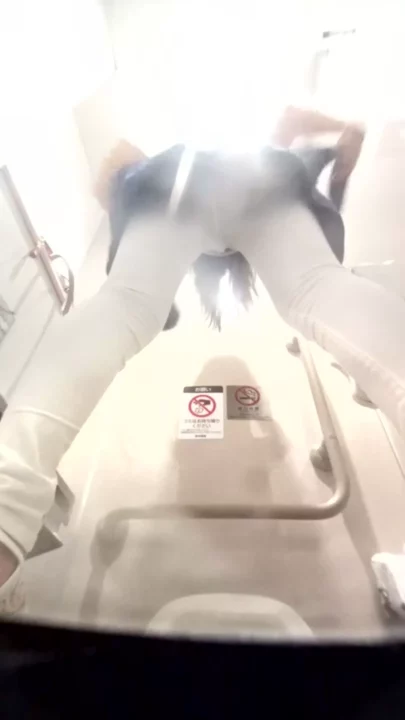 隠し撮り！トイレの密室で繰り広げられる秘密の時間 のスクリーンショット 14